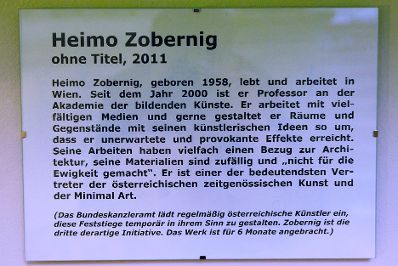 Infotafel zu dem Werk "Ohne Titel" von Heimo Zobernig ausgestellt auf der Feststiege im Bundeskanzleramt im Jahr 2011.