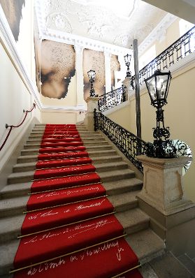 Die "Brandakten" ausgestellt auf der Feststiege im Bundeskanzleramt im Jahr 2015 im Rahmen der Ausstellung "Idee Europa - 200 Jahre Wiener Kongress".