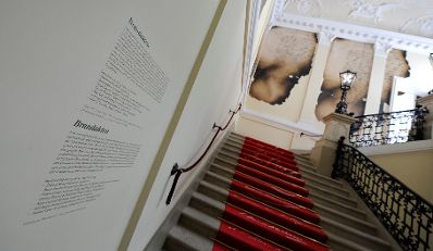 Die "Brandakten" ausgestellt auf der Feststiege im Bundeskanzleramt im Jahr 2015 im Rahmen der Ausstellung "Idee Europa - 200 Jahre Wiener Kongress".