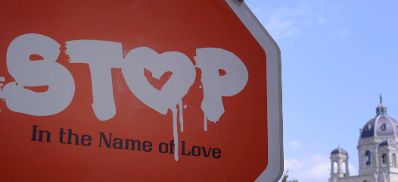 Ein der Stoptafel nachempfundenes Schild mit der Aufschrift "'STOP In the Name of Love" im MuseumsQuartier. Schlagworte: Beschriftung, Herz, Schild
