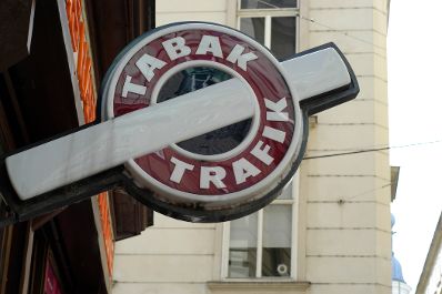 Schild "TABAK TRAFIK". Schlagworte: Beschriftung, Schild, Stadtlandschaft, Wirtschaft