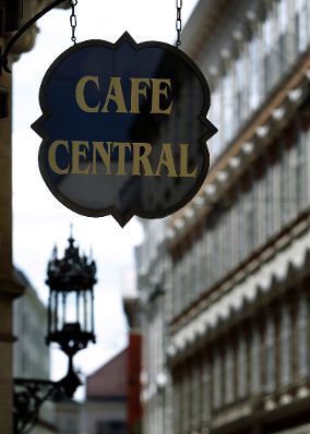 Schild des Wiener Kaffeehauses "Cafe Central". Schlagworte: Beschriftung, Schild, Stadtlandschaft, Wirtschaft