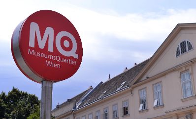 Schild "MQ MuseumsQuartier Wien". Schlagworte: Beschriftung, Schild