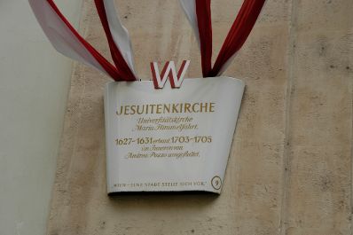 Häusertafel an der Jesuitenkirche in Wien. Schlagworte: Beschriftung, Metalltafel, Schild