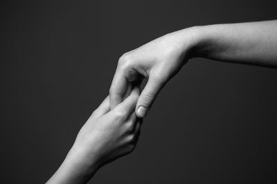 Hände, die einander berühren. Schlagwörter: Hand, Hände, Subsidiarität, Halt, schwarz-weiß