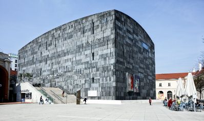 Museum moderner Kunst Wien (mumok) im MuseumsQuartier. Schlagworte: Architektur, Gebäude, MQ, Museum, Sehenswürdigkeit, Stadtlandschaft