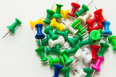 Verschiedenfärbige Pins Schlagworte: bunt, Büromaterial, Farben, Reißnägel