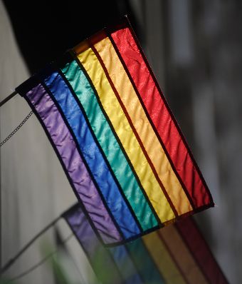Eine bunte Fahne in den Farben des Regenbogens. Schlagworte: Fahne, Flagge