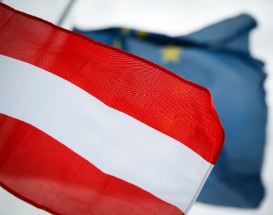 Die österreichische und europäische Fahne wehen im Wind. Schlagworte: Fahnen, Flaggen