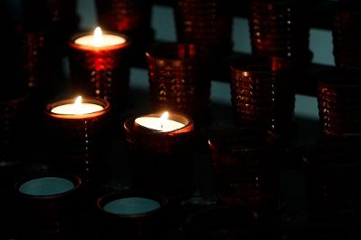 Brennende Kerzen in der Minoritenkirche. Schlagworte: Feuer, Flamme, Kirche, Licht, Wachs