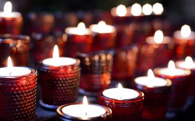 Kerzen in der Lerchenfelder Kirche in Wien. Schlagworte: Feuer, Flamme, Kirche, Licht, Wachs