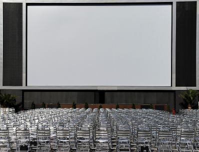 Leere Aluminiumsesselreihen vor einer großen Leinland beim Filmfestivals am Rathausplatz. Schlagworte: Kultur, Kunst, Musik, Sessel, Stuhl, Stühle