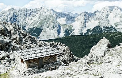 Eine Berglandschaft in Tirol. Schlagwörter: Berge, Natur, Wald, Wälder, Wiese, Stein, Gestein, Holz, Geröll, Schnee