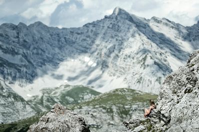 Eine Berglandschaft in Tirol. Schlagwörter: Berge, Natur, Wald, Wälder, Wiese, Stein, Gestein, Holz, Geröll, Schnee, Mensch