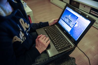 Benutzung eines Laptops. Schlagworte: Bildschirm, Computer, Gerät, Hände, Tastatur, Technik