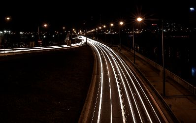 Verkehr bei Nacht am Donaukanal. Schlagworte: Lampen, Lichter, Straße, Verkehr
