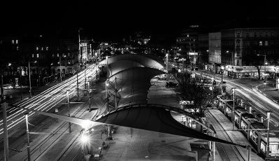 Verkehr bei Nacht am Urban-Loritz-Platz. Schlagworte: Lichter, schwarz-weiß, Stadtlandschaft, Straße, Straßenbahn, Verkehr