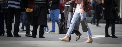 Personen mit Einkaufstaschen. Schlagworte: Beine, Einkaufstaschen, Füße, Hose, gehen, Menschen, Schuhe, Wirtschaft