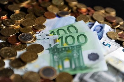 Verschiedene Eurogeldscheine und -münzen. Schlagworte: Euro, Geld, Münzen, Scheine, Wirtschaft