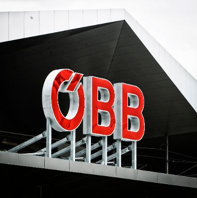 ÖBB-Schriftzug beim Hauptbahnhof in Wien. Schlagworte: Bahn, Beschriftung, Schild, Wirtschaft
