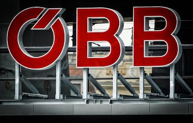 ÖBB-Schriftzug beim Hauptbahnhof in Wien. Schlagworte: Bahn, Beschriftung, Schild, Wirtschaft