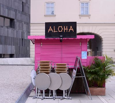 Ein geschlossener Stand namens "ALOHA" im MuseumsQuartier. Schlagworte: Beschriftung, Gebäude, Hütte, Schild, Stadtlandschaft, Wirtschaft
