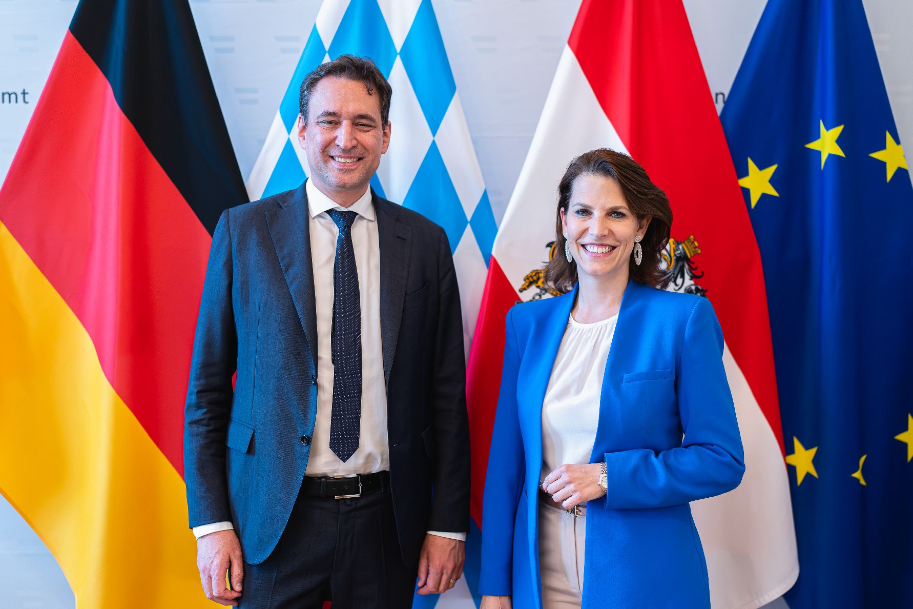 Am 2. Mai 2024 empfing Bundesministerin Karoline Edtstadler (r.) den Bayerischer Staatsminister Georg Eisenreich (l.) zu einem Arbeitsgespräch.