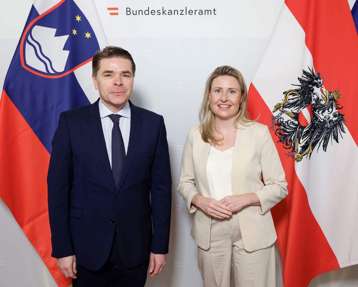 <p>Am 30. April 2024 empfing Bundesministerin Susanne Raab (r.) den slowenischen Botschafter Aleksander Geržina (l.) zu einem Arbeitsgespräch.</p>