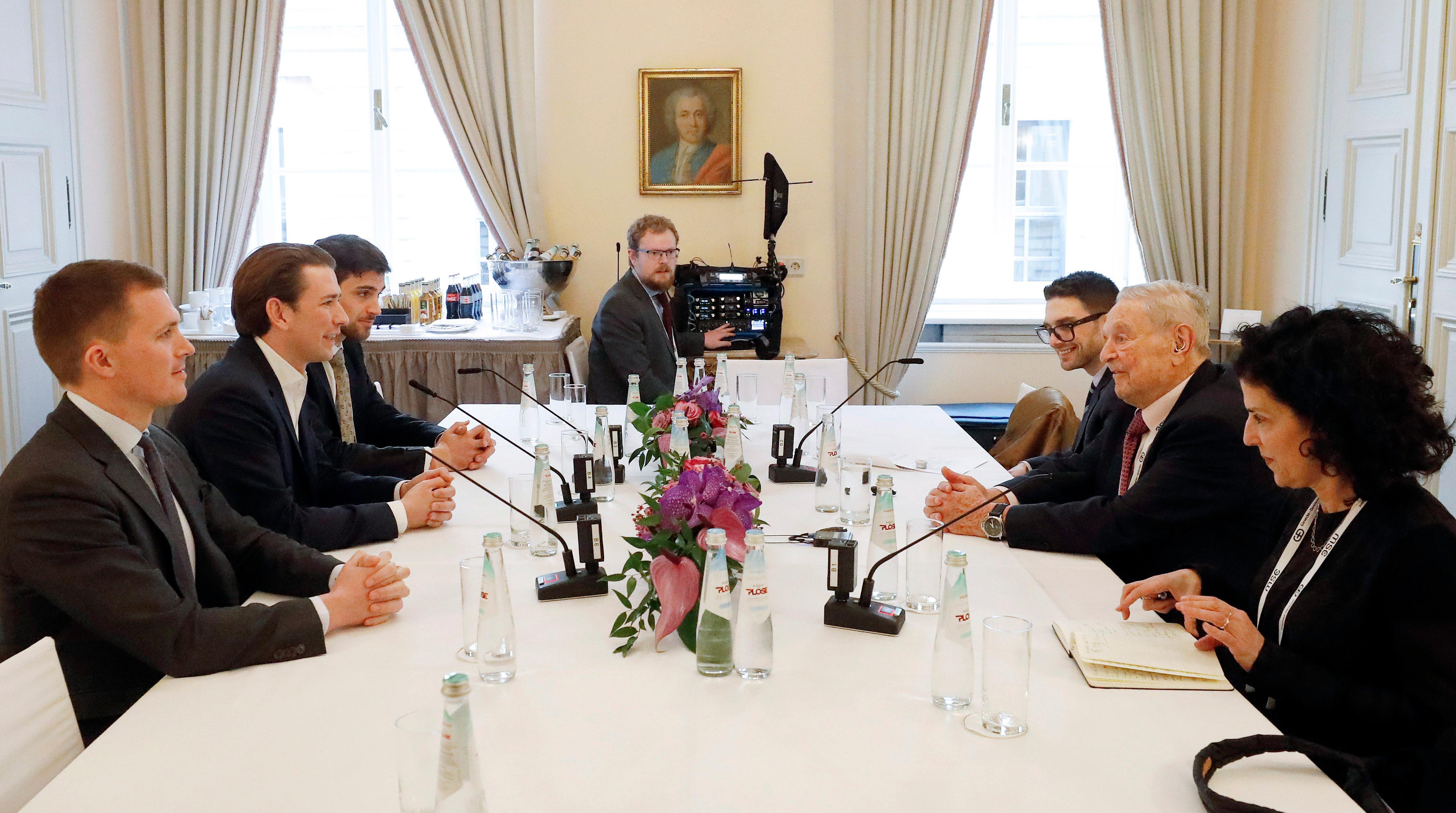 Am 15. Februar 2020 besuchte Bundeskanzler Sebastian Kurz (2.v.l.) die Münchner Sicherheitskonferenz. Im Gespräch mit George Soros (2.v.r.).