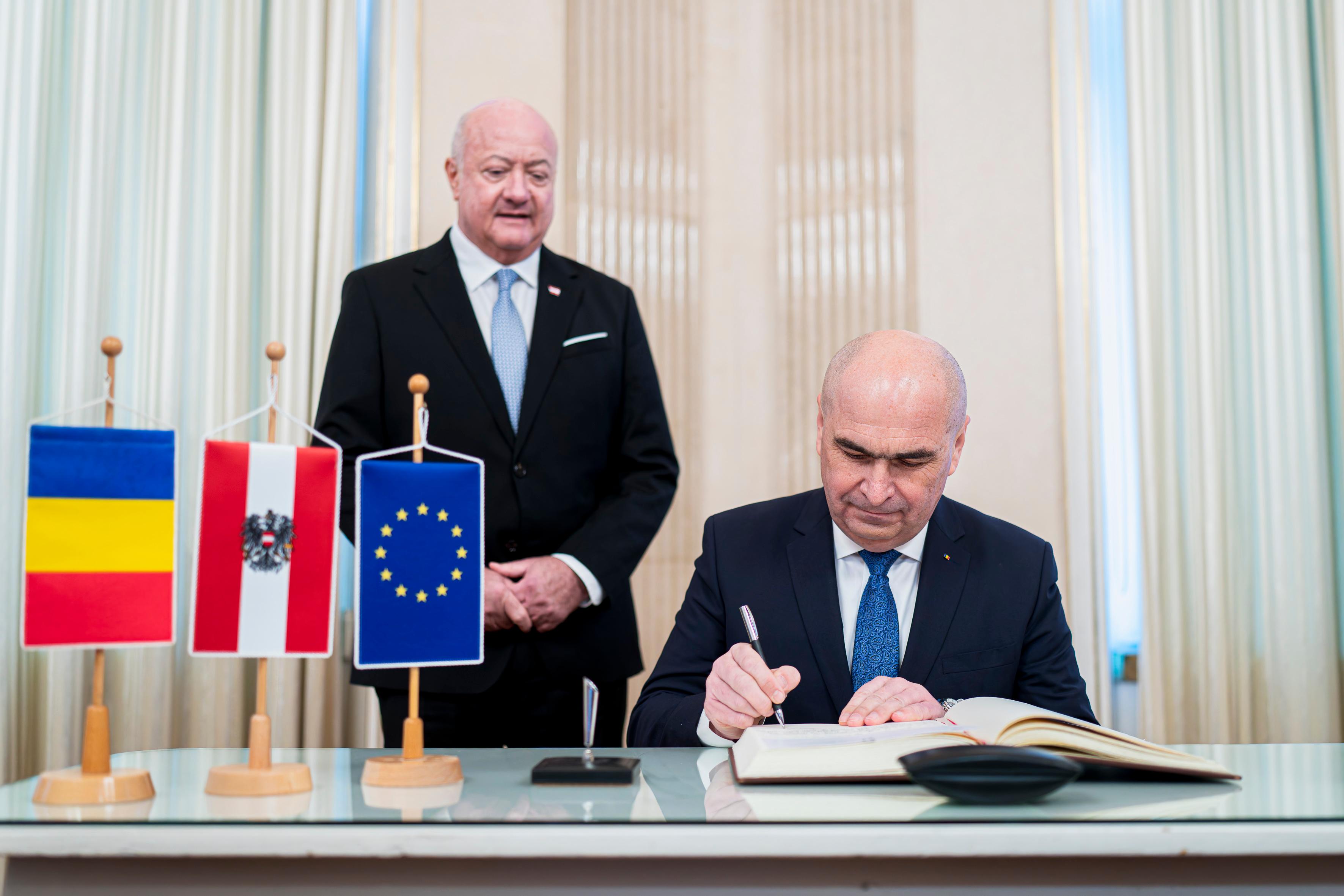 Am 4. Dezember 2025 empfing Bundeskanzler Christian Stocker (l.) den Premierminister von Rumänien Gavril Bolojan (r.), zu einem Arbeitsbesuch im Bundeskanzleramt.