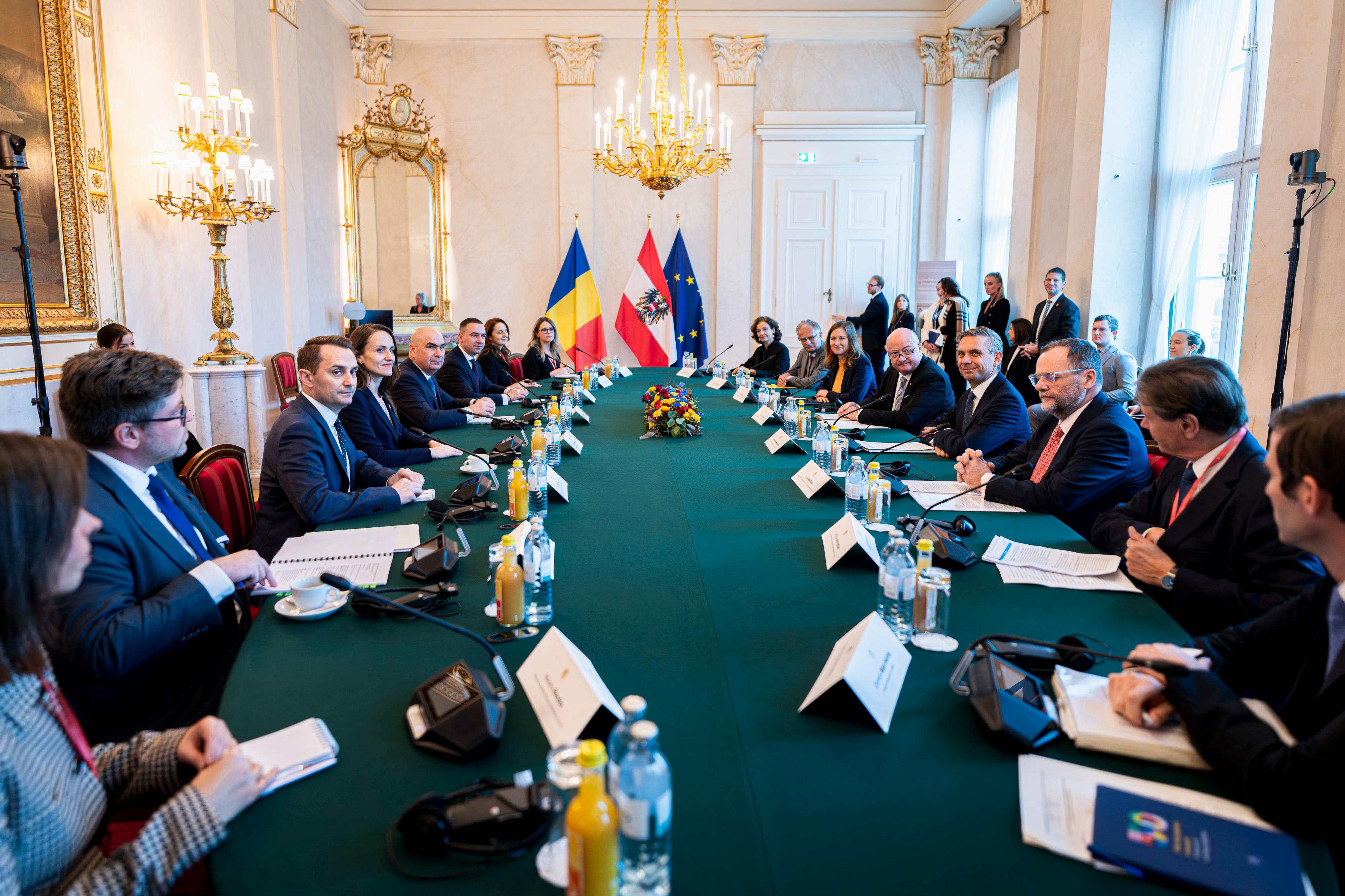 Am 4. Dezember 2025 empfing Bundeskanzler Christian Stocker (m.r.) den Premierminister von Rumänien Gavril Bolojan (m.l.), zu einem Arbeitsbesuch im Bundeskanzleramt. Im Bild bei einem Delegationsgespräch.