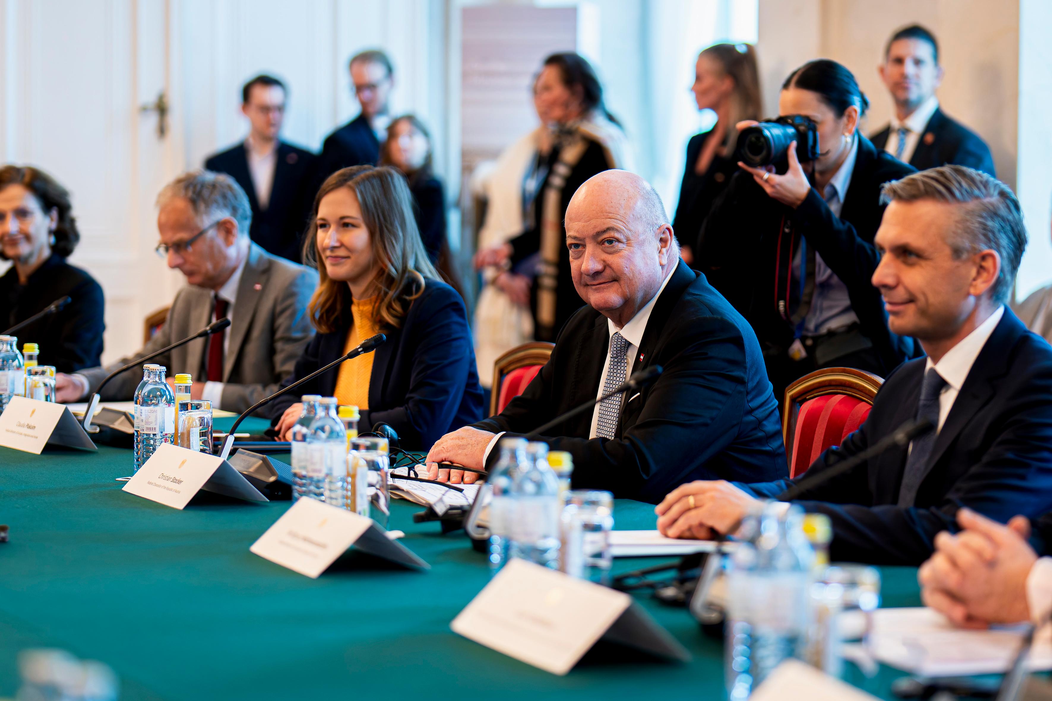 Am 4. Dezember 2025 empfing Bundeskanzler Christian Stocker (m.r.) den Premierminister von Rumänien Gavril Bolojan, zu einem Arbeitsbesuch im Bundeskanzleramt. Im Bild gemeinsam mit Bundesministerin Claudia Plakolm (m.l.), Bundesminister Markus Marterbauer (l.) und Bundesminister Wolfgang Hattmannsdorfer (r.), bei einem Delegationsgespräch.