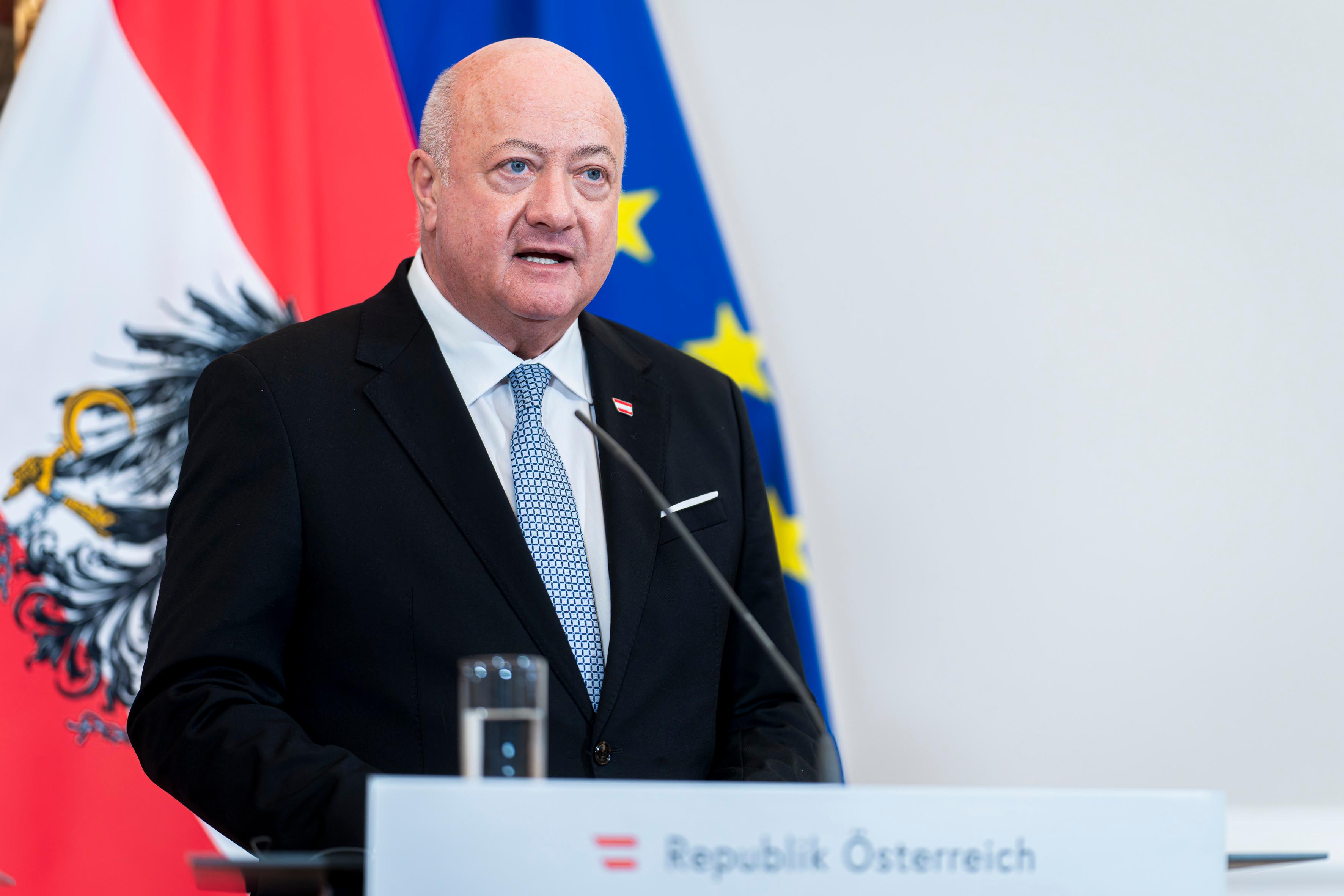 Am 4. Dezember 2025 empfing Bundeskanzler Christian Stocker (im Bild) den Premierminister von Rumänien Gavril Bolojan, zu einem Arbeitsbesuch im Bundeskanzleramt. Im Bild bei einer gemeinsamen Pressekonferenz.