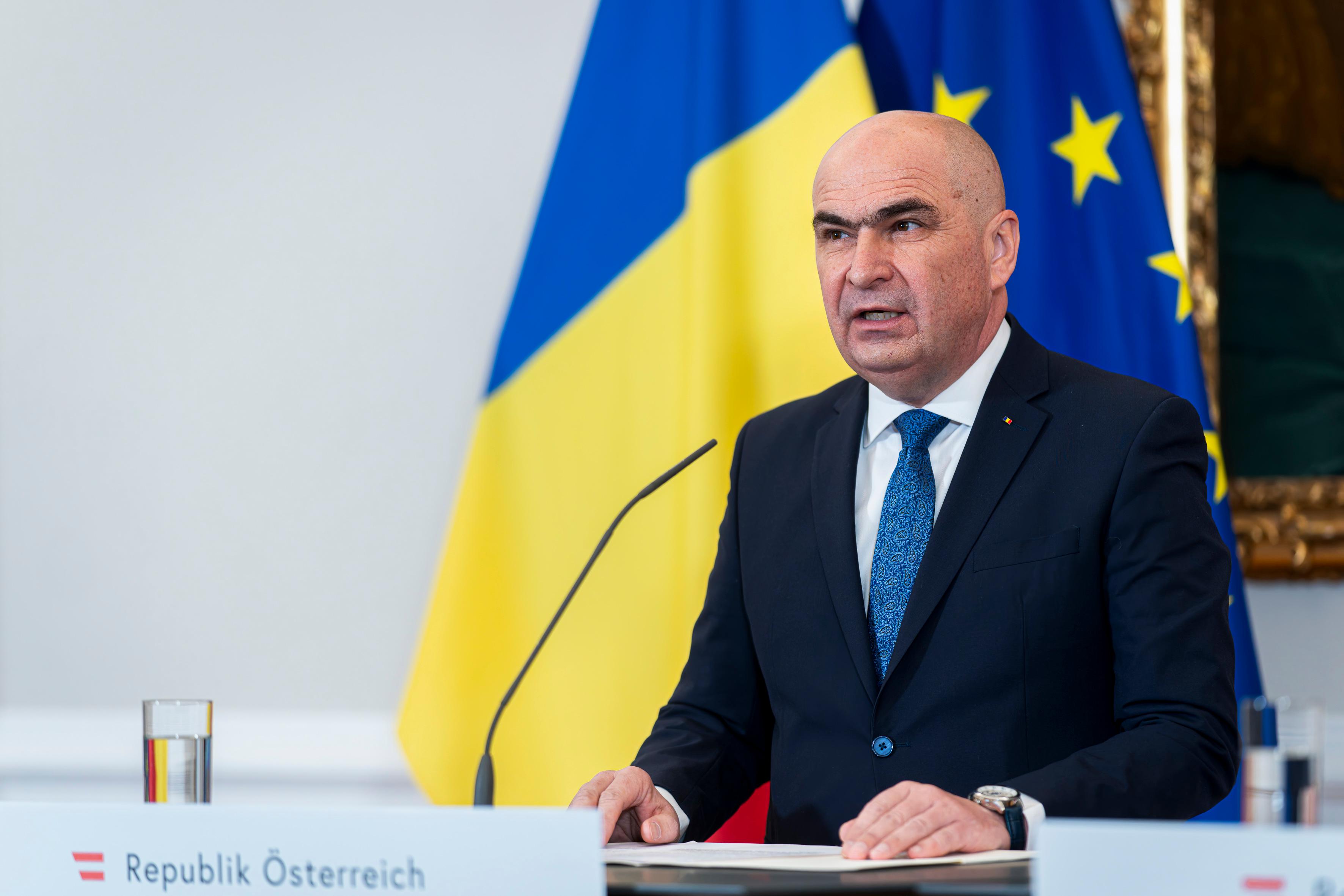 Am 4. Dezember 2025 empfing Bundeskanzler Christian Stocker den Premierminister von Rumänien Gavril Bolojan (im Bild), zu einem Arbeitsbesuch im Bundeskanzleramt. Im Bild bei einer gemeinsamen Pressekonferenz.