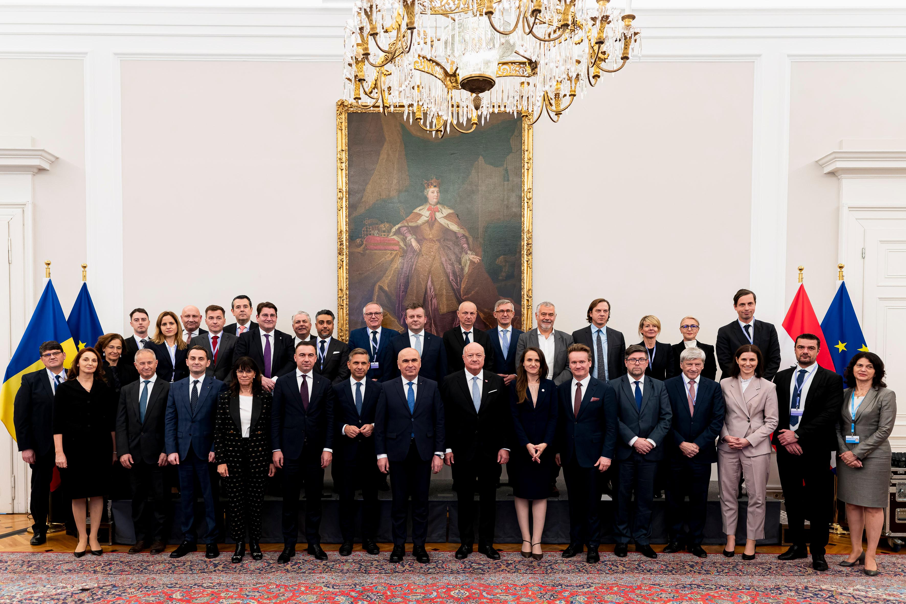 Am 4. Dezember 2025 empfing Bundeskanzler Christian Stocker (m.r.) den Premierminister von Rumänien Gavril Bolojan (m.), zu einem Arbeitsbesuch im Bundeskanzleramt. Im Bild mit Bundesminister Wolfgang Hattmannsdorfer (m.l.), bei einem Gruppenfoto.