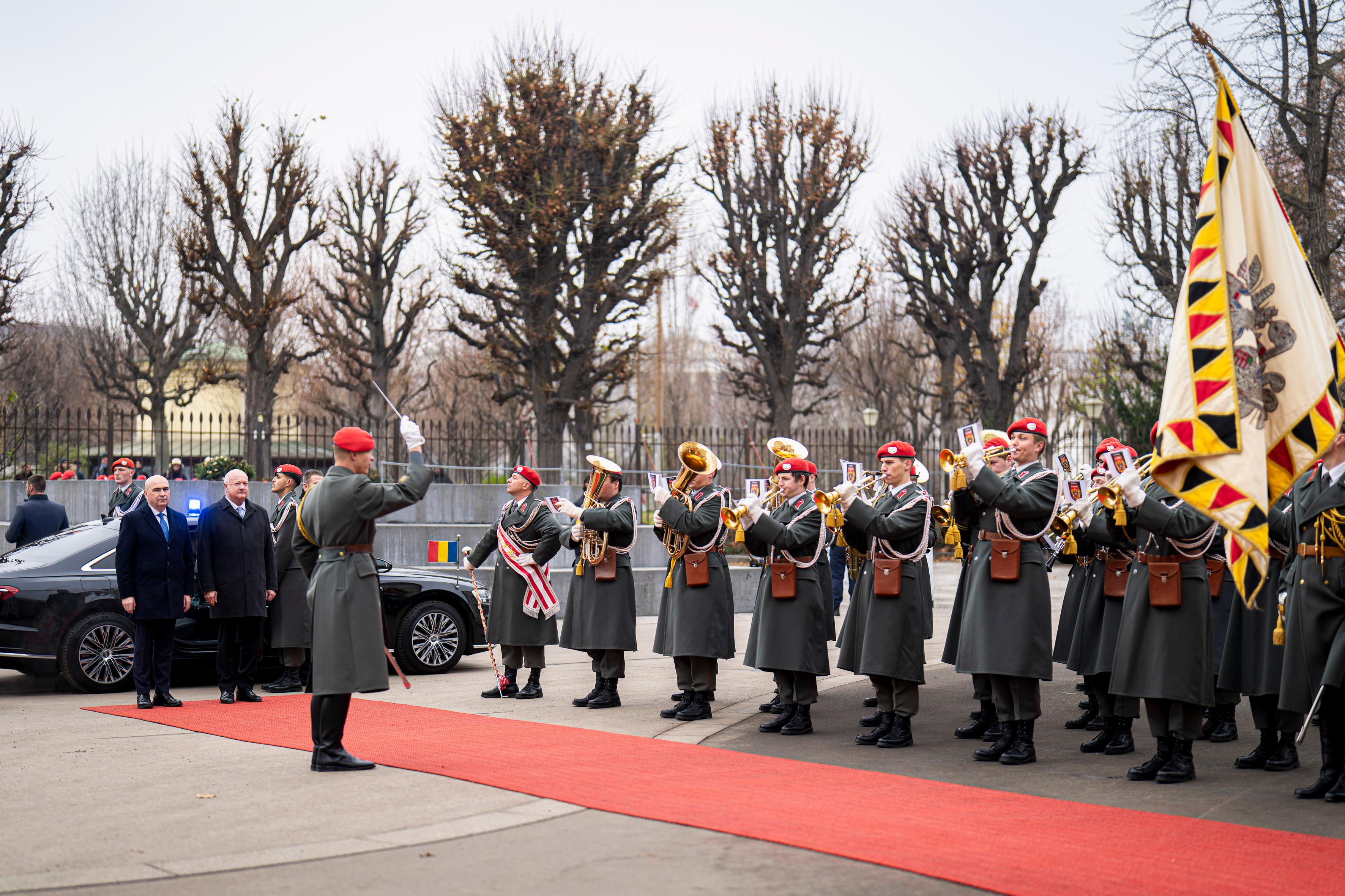 Am 4. Dezember 2025 empfing Bundeskanzler Christian Stocker (2.v.l.) den Premierminister von Rumänien Gavril Bolojan (l.), zu einem Arbeitsbesuch im Bundeskanzleramt.