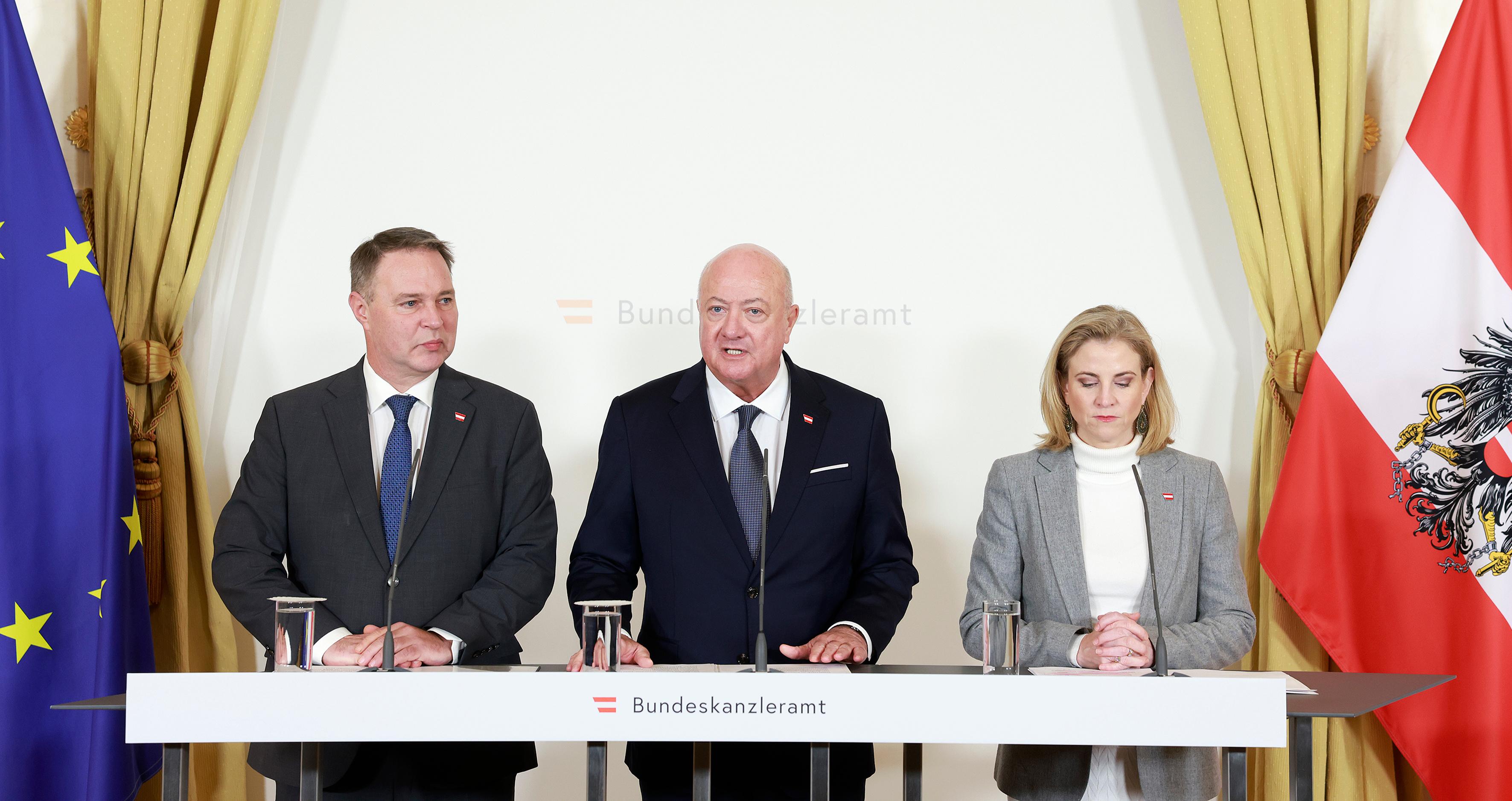 Am 16. Dezember 2025 gaben (v.l.n.r.) Vizekanzler Andreas Babler, Bundeskanzler Christian Stocker und Bundesministerin Beate Meinl-Reisinger eine Pressekonferenz zum Thema „Maßnahmen zur Senkung der Stromkosten in Österreich“.