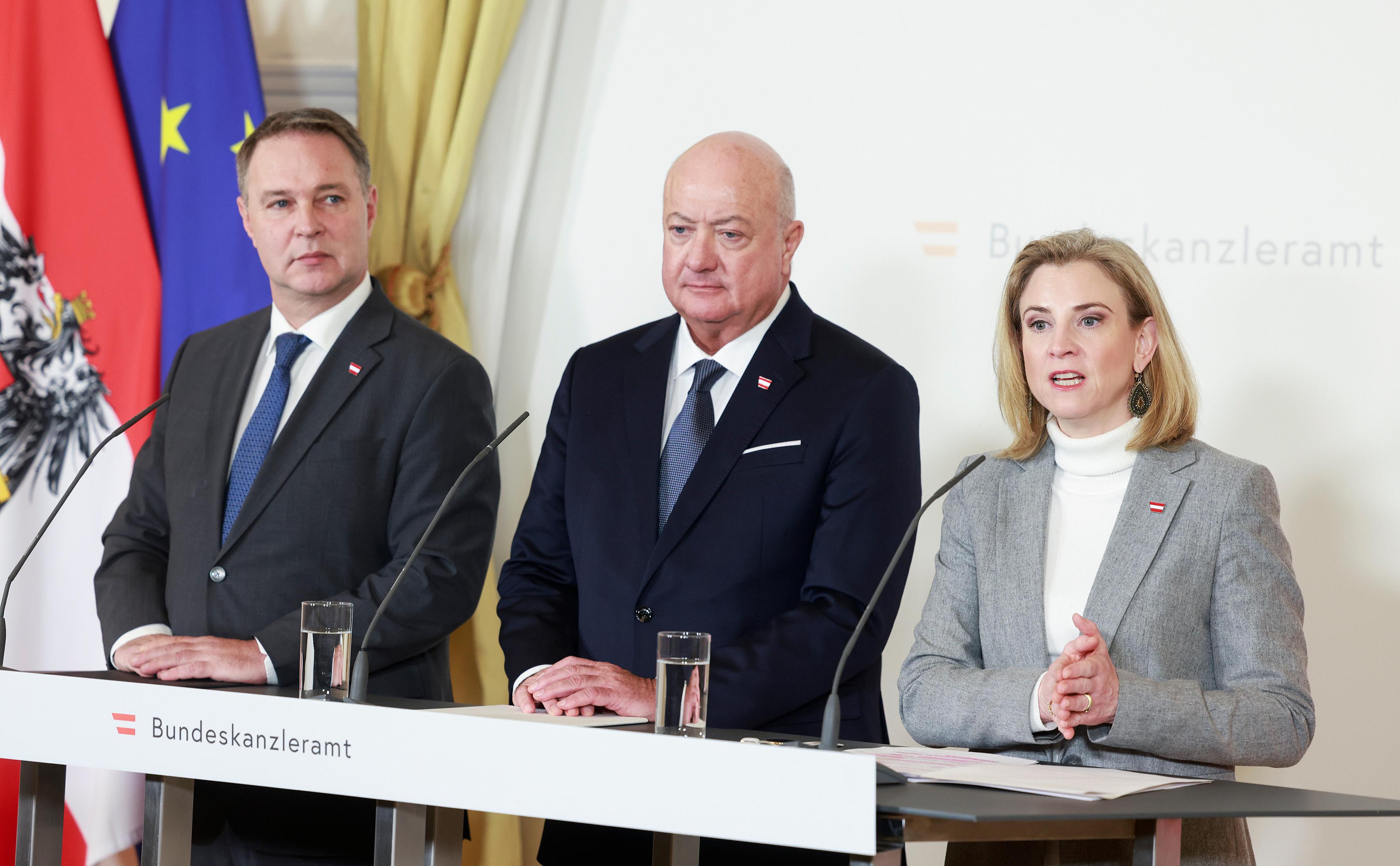 Am 16. Dezember 2025 gaben (v.l.n.r.) Vizekanzler Andreas Babler, Bundeskanzler Christian Stocker und Bundesministerin Beate Meinl-Reisinger eine Pressekonferenz zum Thema „Maßnahmen zur Senkung der Stromkosten in Österreich“.