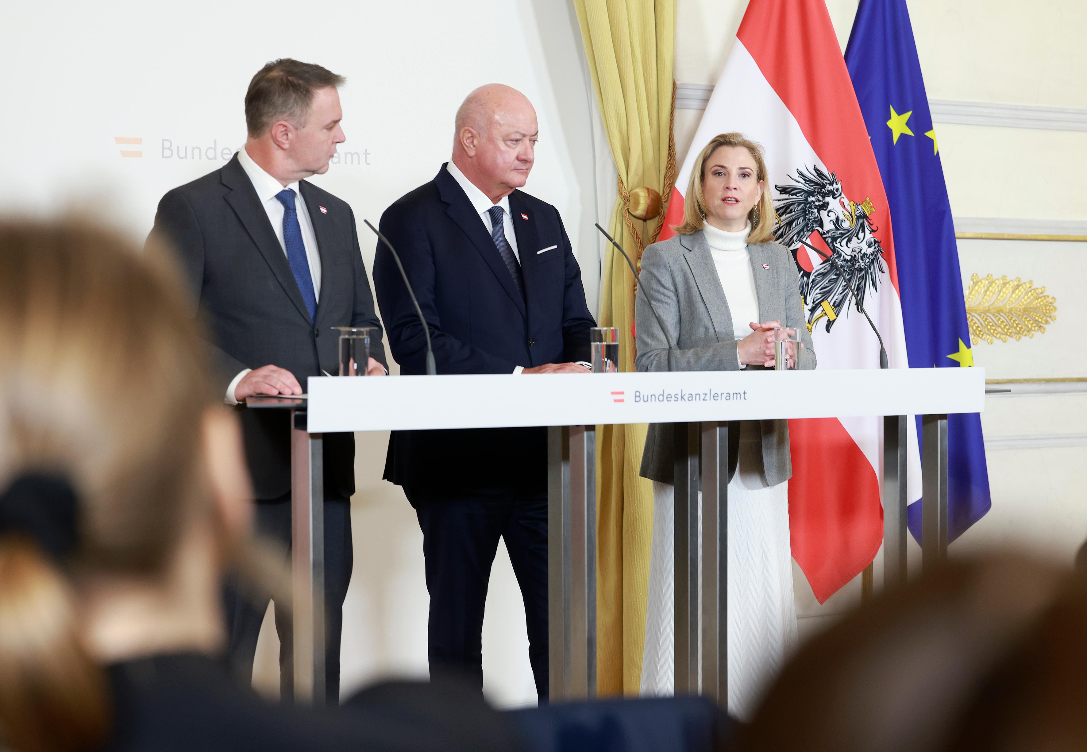 Am 16. Dezember 2025 gaben (v.l.n.r.) Vizekanzler Andreas Babler, Bundeskanzler Christian Stocker und Bundesministerin Beate Meinl-Reisinger eine Pressekonferenz zum Thema „Maßnahmen zur Senkung der Stromkosten in Österreich“.
