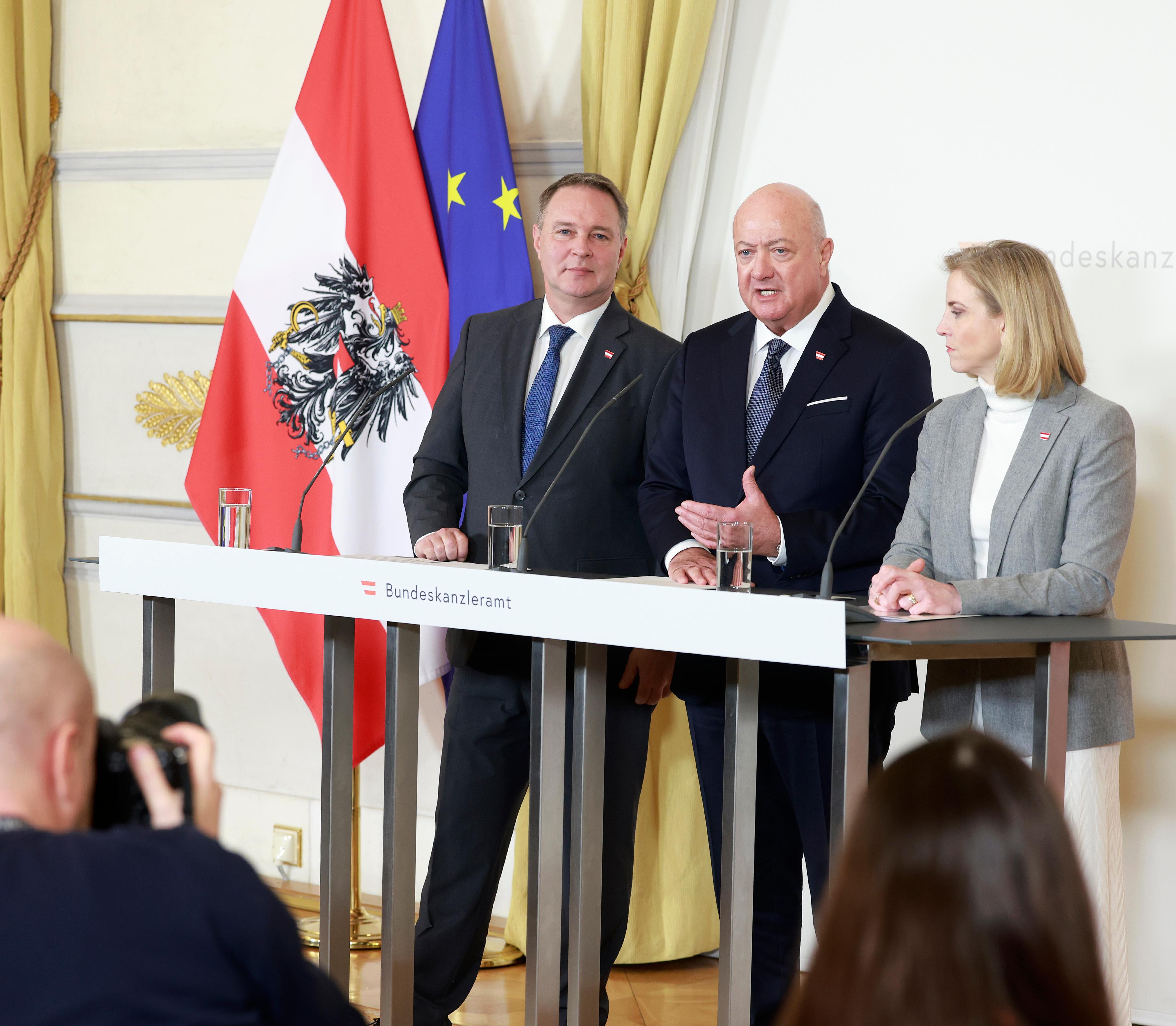 Am 16. Dezember 2025 gaben (v.l.n.r.) Vizekanzler Andreas Babler, Bundeskanzler Christian Stocker und Bundesministerin Beate Meinl-Reisinger eine Pressekonferenz zum Thema „Maßnahmen zur Senkung der Stromkosten in Österreich“.