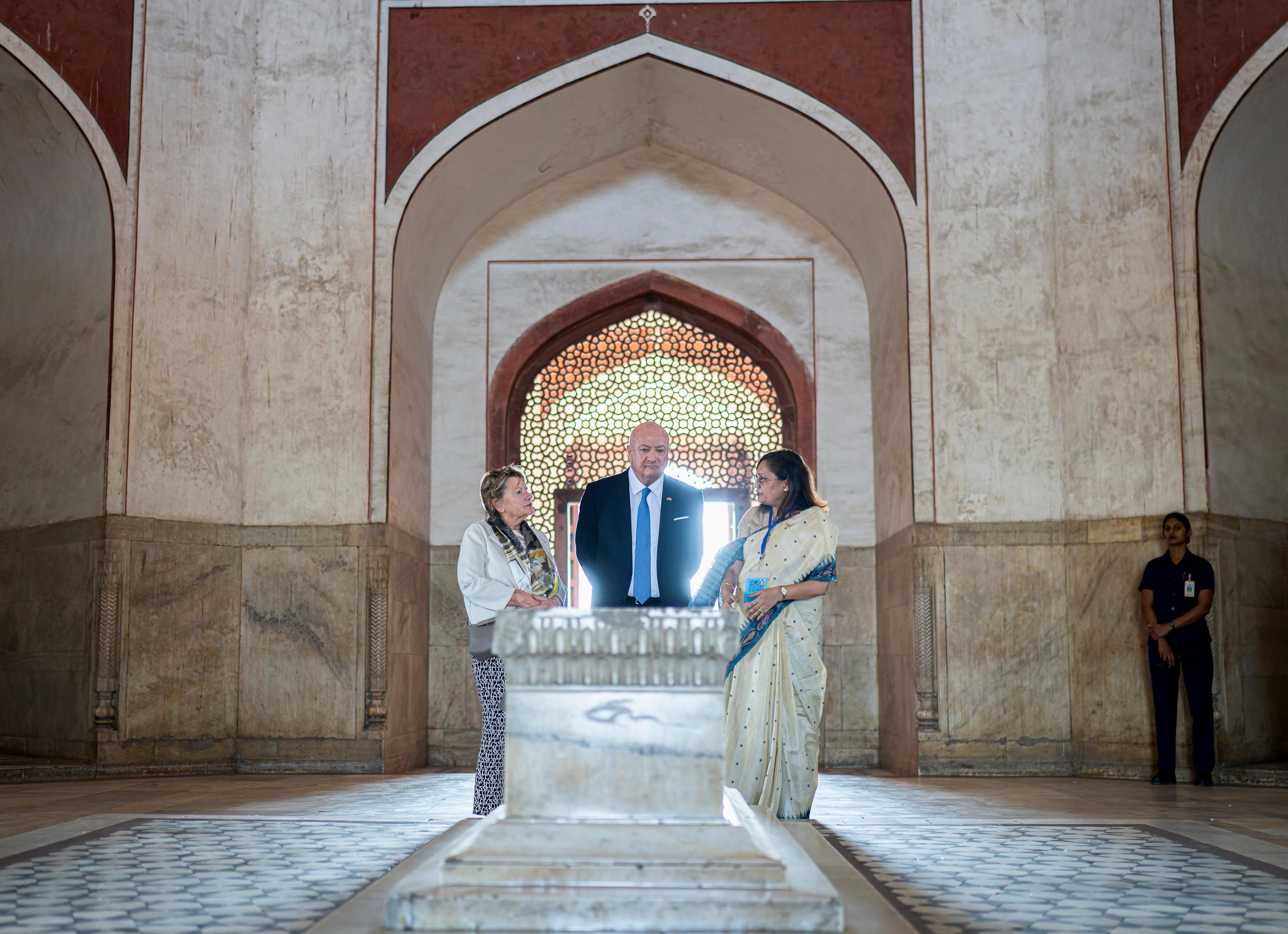 Am 15. April 2026 reiste Bundeskanzler Christian Stocker (2.v.l.) zu einem mehrtägigem Arbeitsbesuch nach Indien. Im Bild beim Besuch des Humayun-Mausoleum.