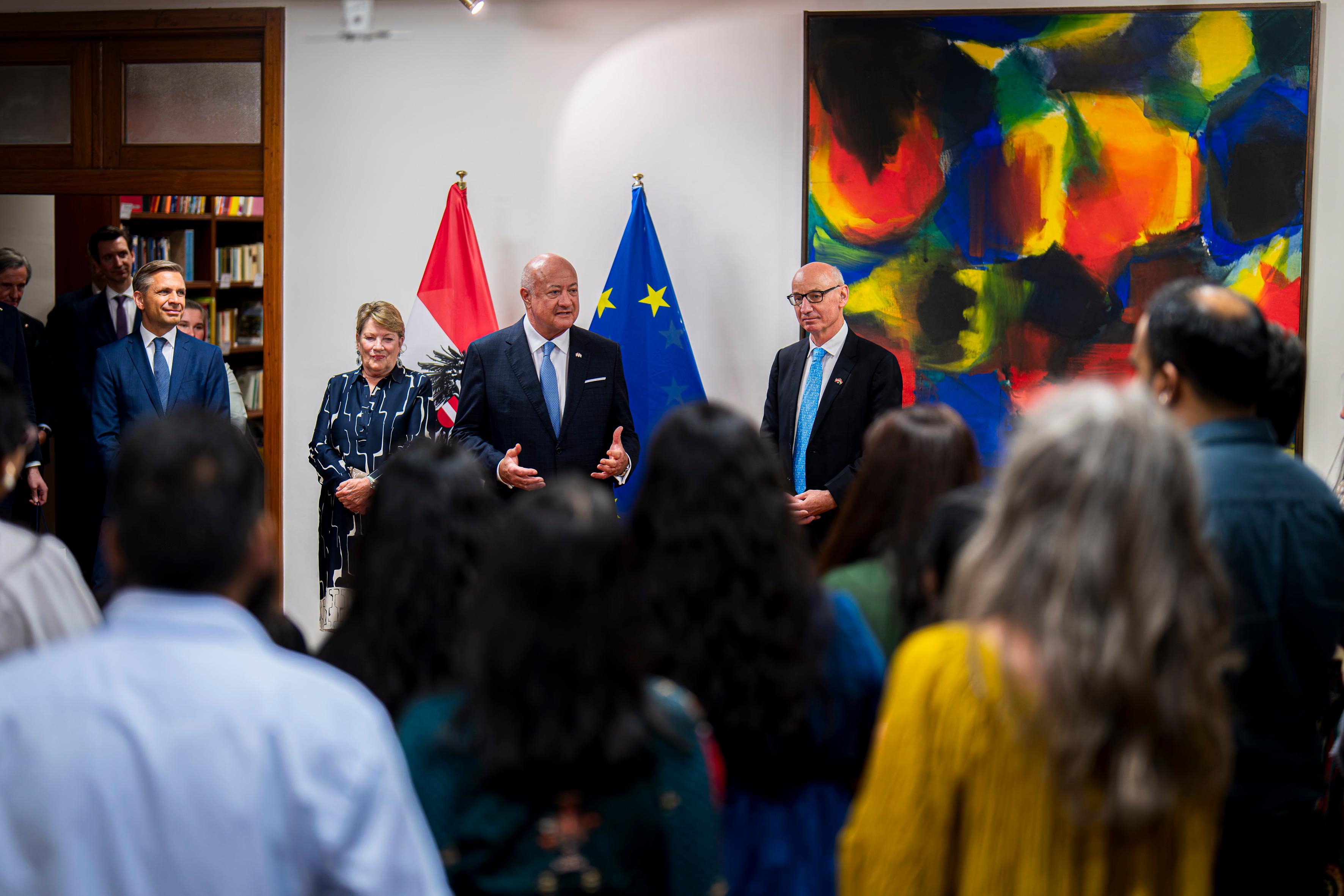 Am 15. April 2026 reiste Bundeskanzler Christian Stocker (5.v.l.) zu einem mehrtägigem Arbeitsbesuch nach Indien. Im Bild gemeinsam mit Bundesminister Wolfgang Hattmannsdorfer (3.v.l.) und Botschafter Robert Zischg (6.v.l.). beim Empfang in der österreichischen Botschaft.