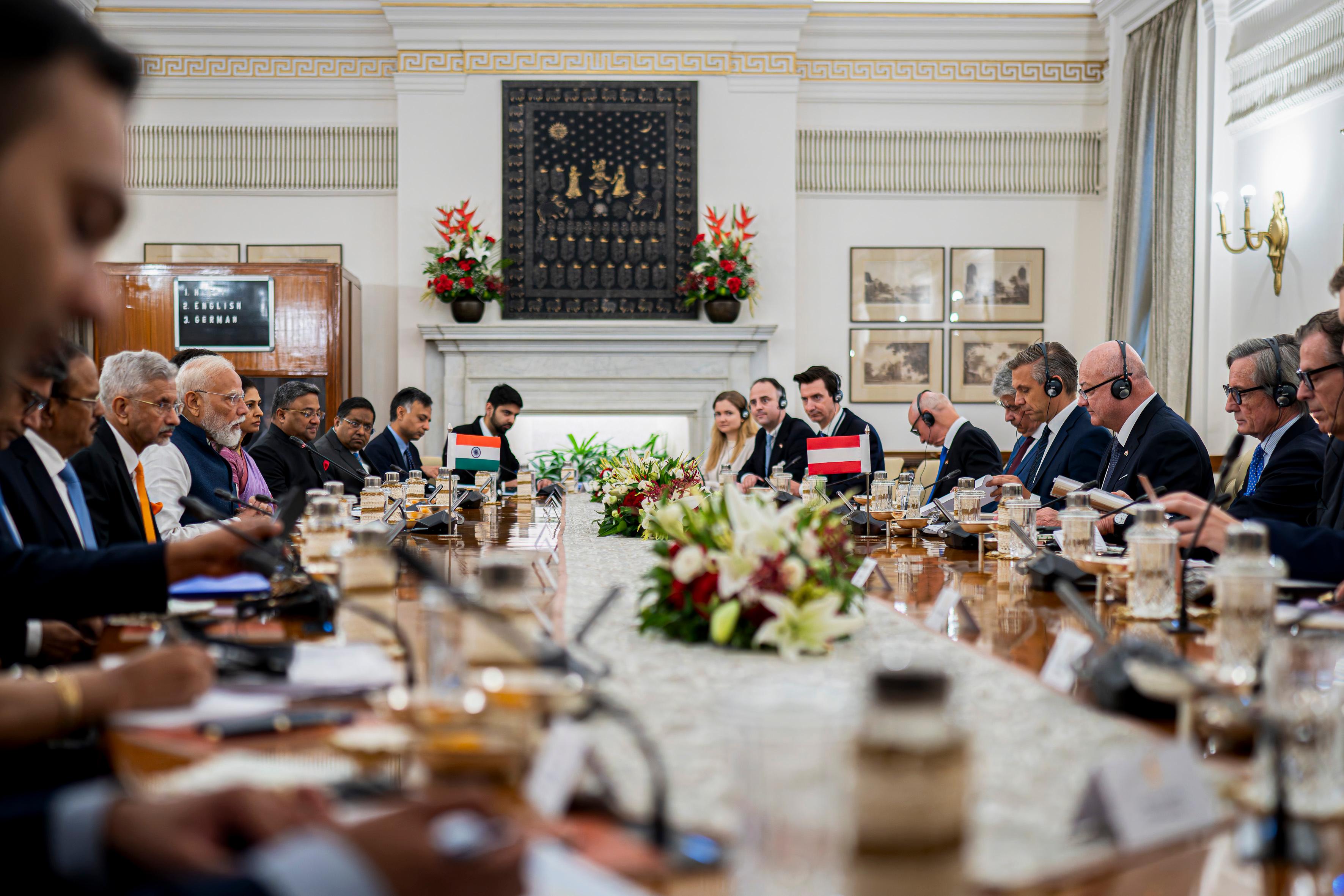 Am 16. April 2026 setzte Bundeskanzler Christian Stocker (3.v.r.) seinen mehrtägigem Arbeitsbesuch in Indien fort. Im Bild mit Bundesminister Wolfgang Hattmannsdorfer (4.v.r.) beim Arbeitsgespräch mit dem Premierminister von Indien Narendra Modi (5.v.l.).