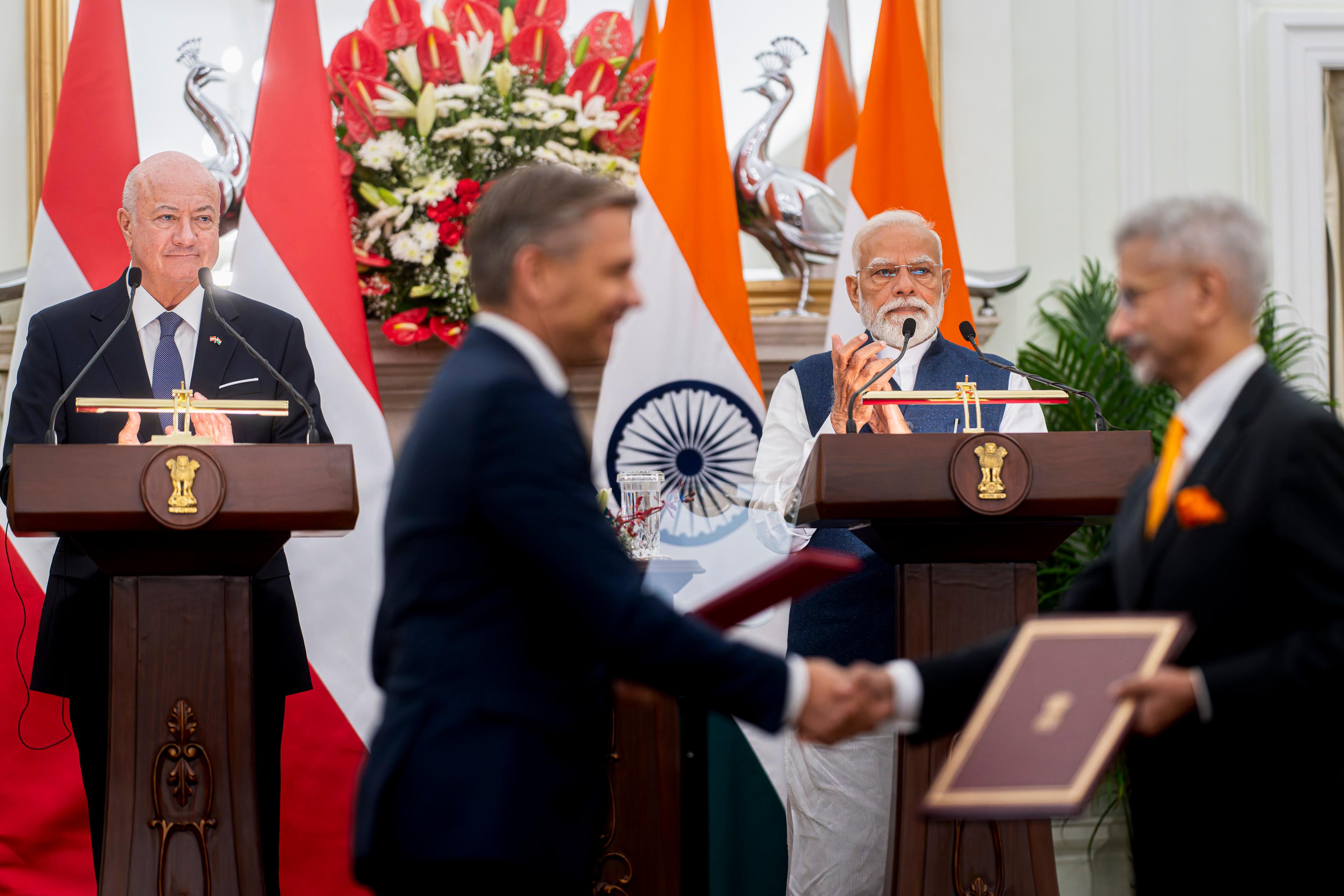 Am 16. April 2026 setzte Bundeskanzler Christian Stocker (l.) seinen mehrtägigem Arbeitsbesuch in Indien fort. Im Bild mit Bundesminister Wolfgang Hattmannsdorfer (2.v.l.) und dem Premierminister von Indien Narendra Modi (2.v.r.) bei der anschließenden Pressekonferenz.