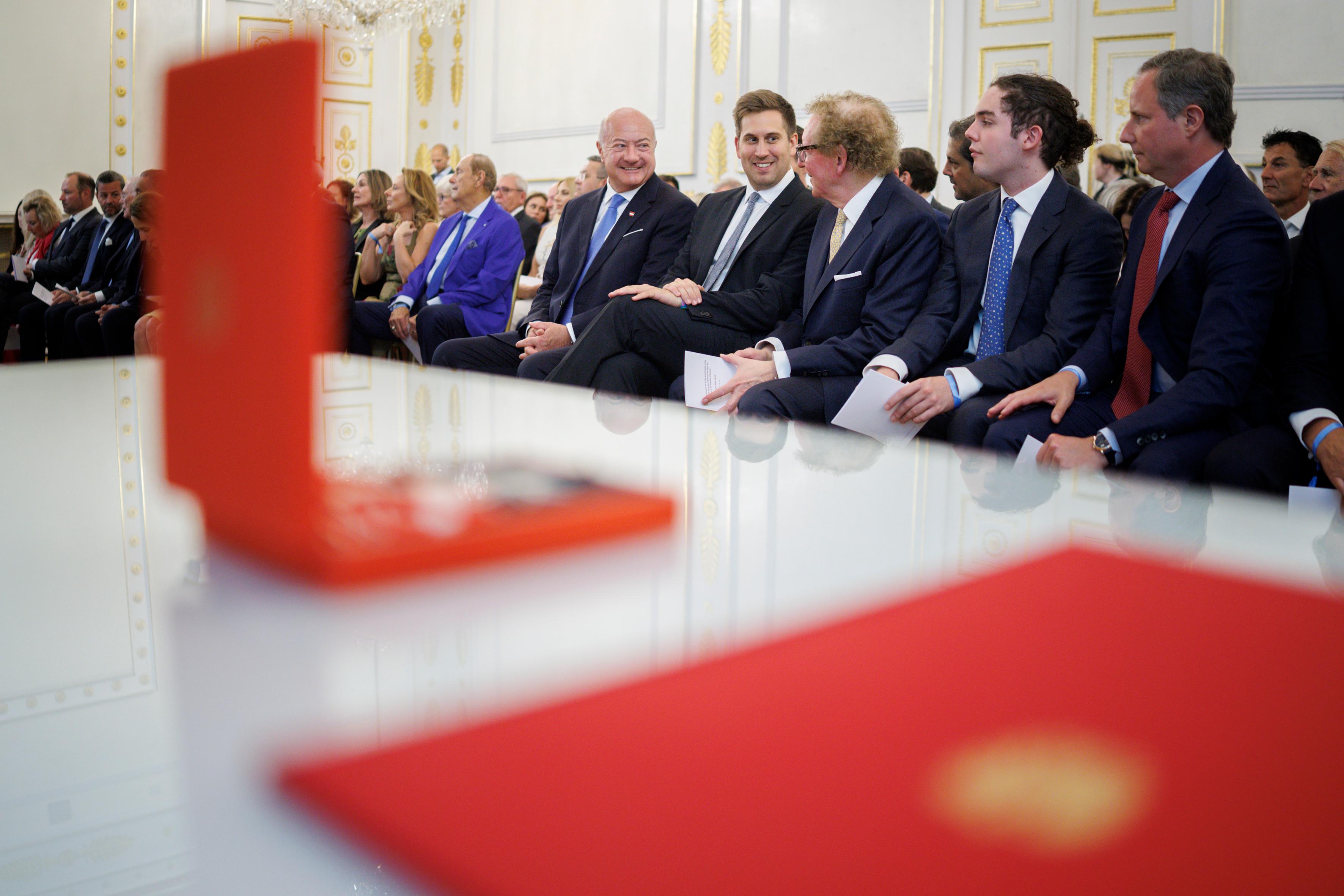 Am 26. Juni 2026 überreichte Bundeskanzler Christian Stocker gemeinsam mit Staatssekretär Alexander Pröll das Große Silberne Ehrenzeichen für Verdienste um die Republik Österreich an Anthony von Mandl.