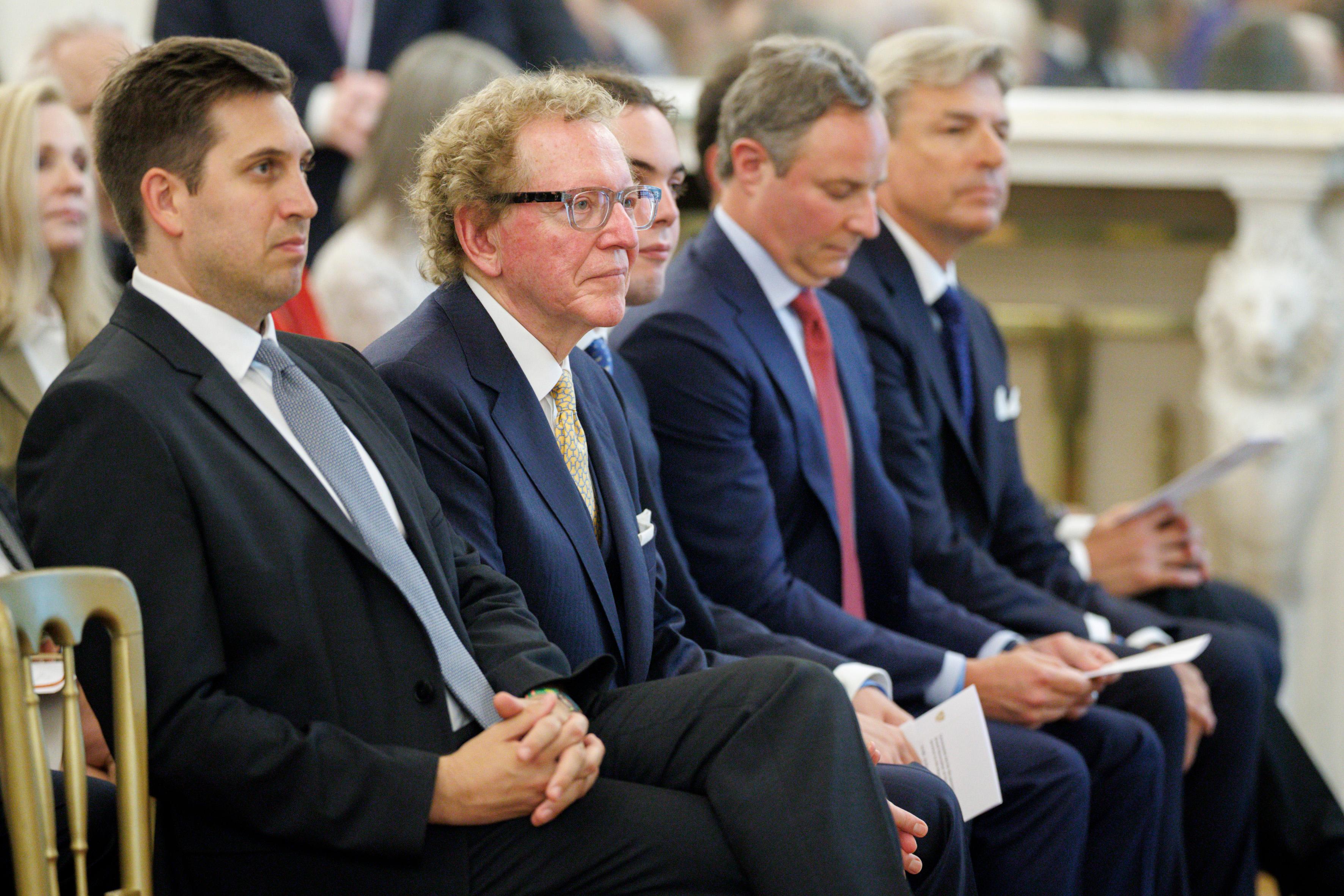 Am 26. Juni 2026 überreichte Bundeskanzler Christian Stocker gemeinsam mit Staatssekretär Alexander Pröll (l.) das Große Silberne Ehrenzeichen für Verdienste um die Republik Österreich an Anthony von Mandl (2.v.l.).