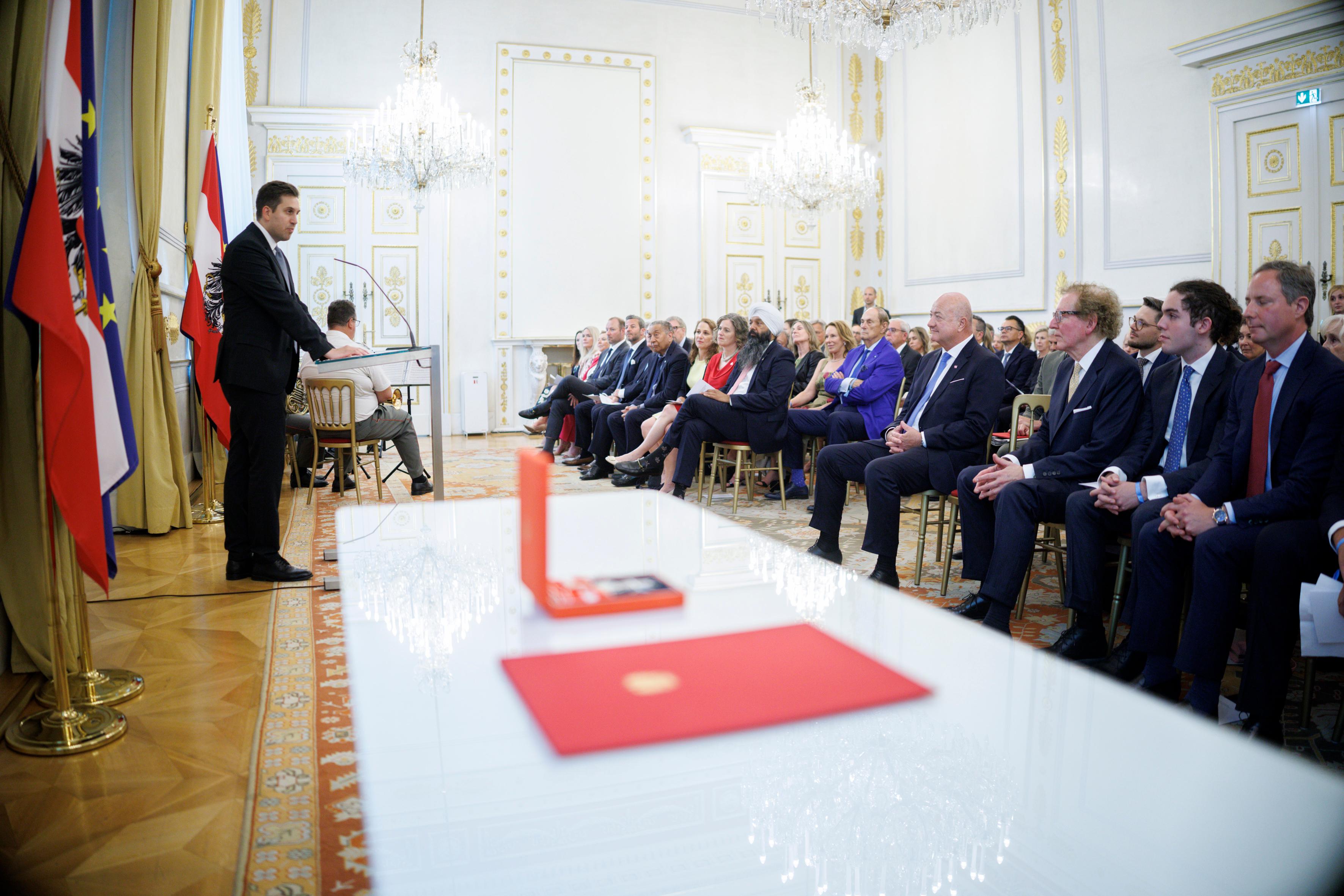 Am 26. Juni 2026 überreichte Bundeskanzler Christian Stocker gemeinsam mit Staatssekretär Alexander Pröll (l.) das Große Silberne Ehrenzeichen für Verdienste um die Republik Österreich an Anthony von Mandl.