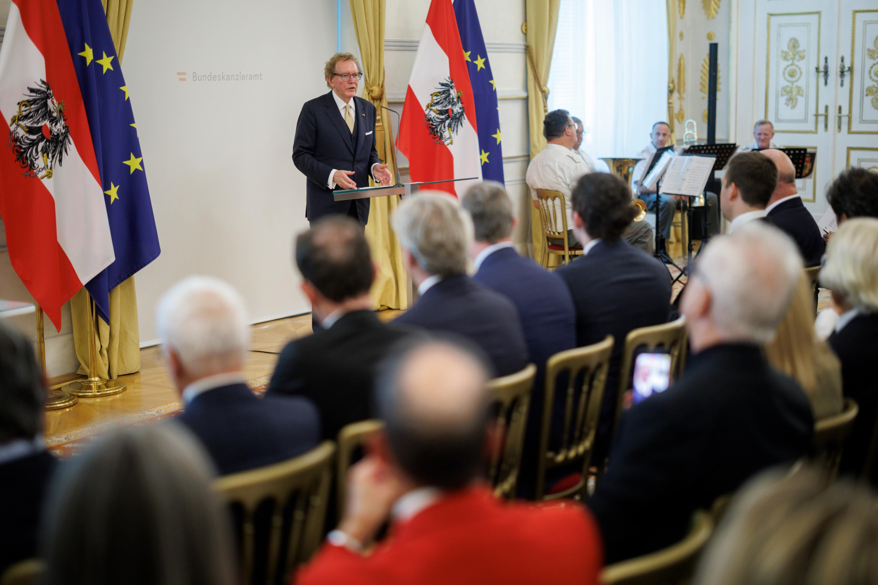 Am 26. Juni 2026 überreichte Bundeskanzler Christian Stocker gemeinsam mit Staatssekretär Alexander Pröll das Große Silberne Ehrenzeichen für Verdienste um die Republik Österreich an Anthony von Mandl (im Bild).