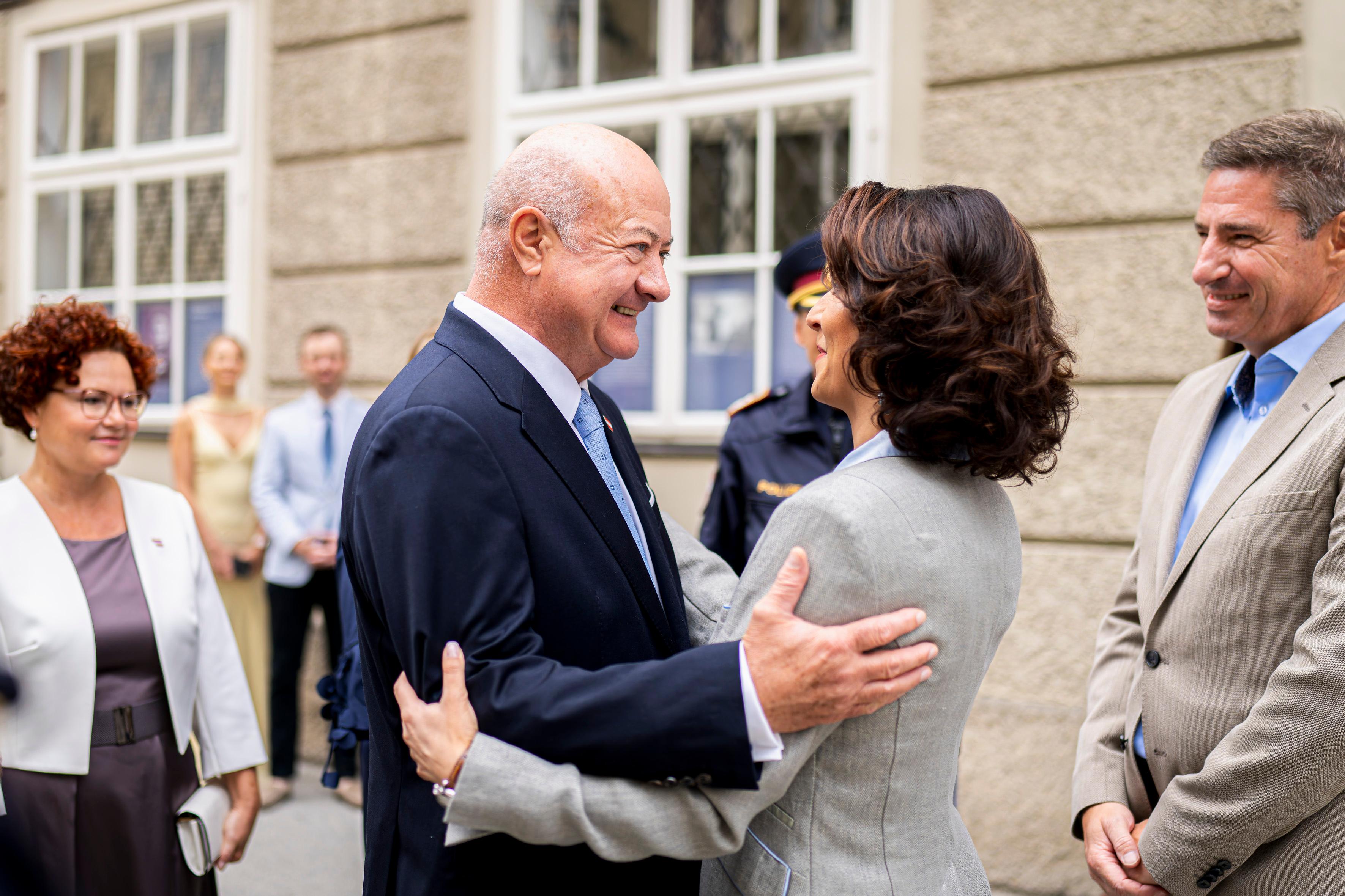 Am 26. Juli 2026 besuchte Bundeskanzler Christian Stocker (l.) die Eröffnung der Salzburger Festspiele in Salzburg. Im Bild mit der Landeshauptfrau Karoline Edtstadler (r.).