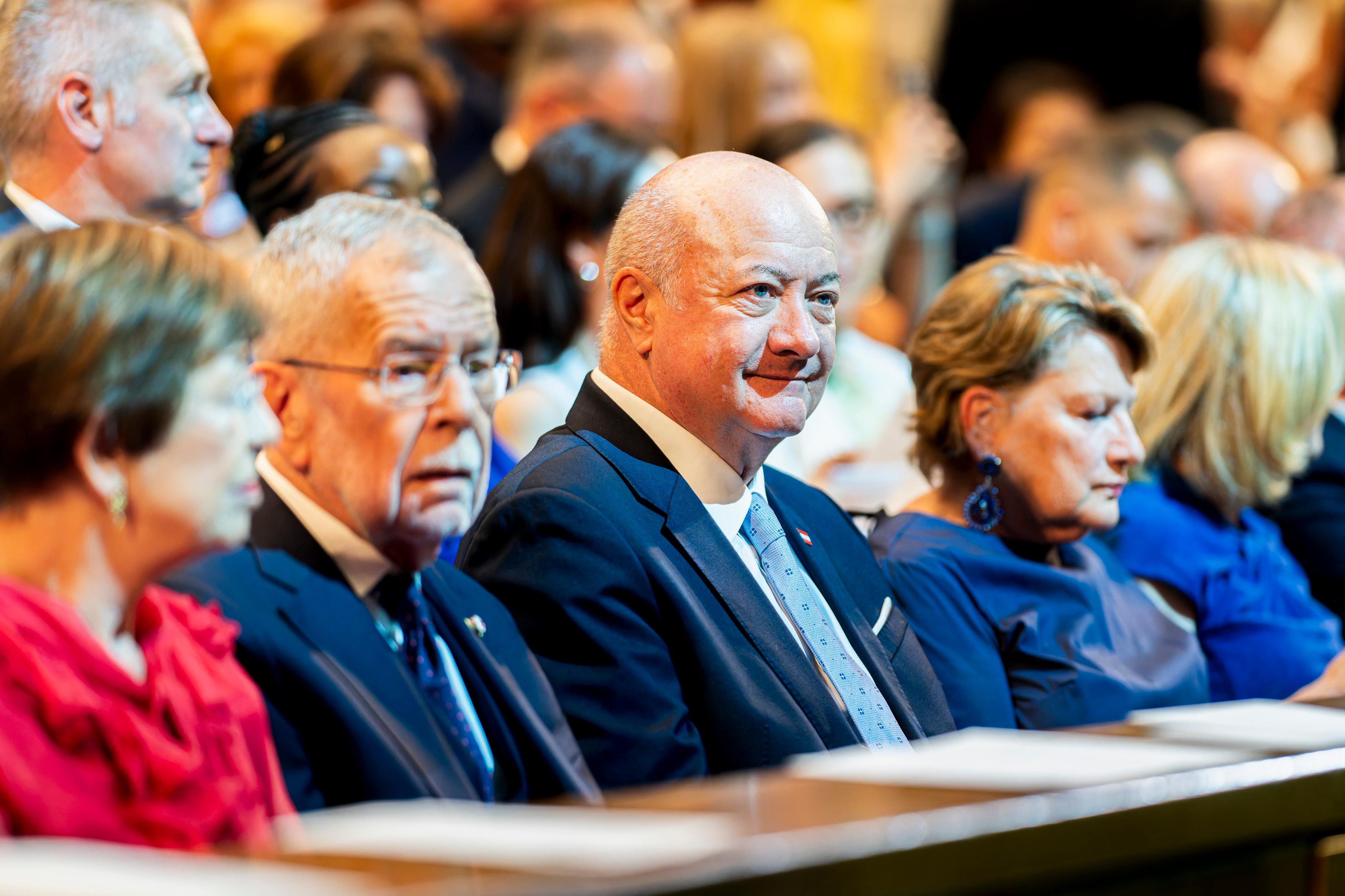 Am 26. Juli 2026 besuchte Bundeskanzler Christian Stocker (r.) die Eröffnung der Salzburger Festspiele in Salzburg. Im Bild mit Bundespräsident Alexander Van der Bellen (l.).